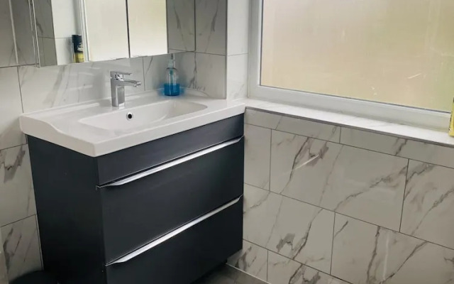 Inviting 4-bed House in Leeds
