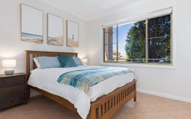 The Lighthouse a Luxury Five Bedroom Home with Stunning Views of Jervis Bay – Guest Rooms – Vincentia