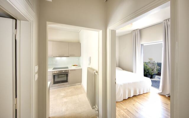 Elegant and Airy Apartment One Stop from City Center by VillaRentalsgr