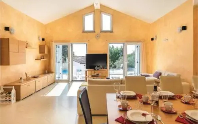 Six Bedroom Holiday Home in Medulin