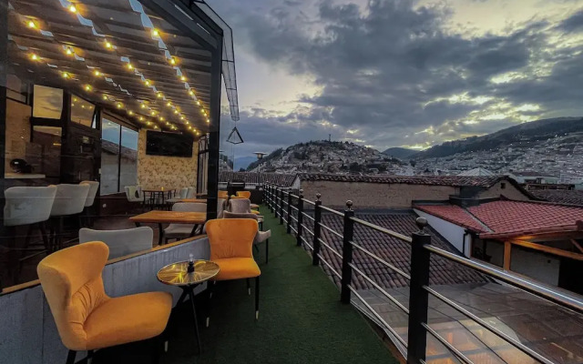 Hotel & Rooftop King Experience by David