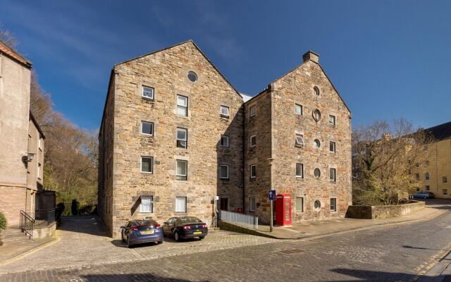 400 Attractive 2 Bedroom Apartment in Lovely Dean Village