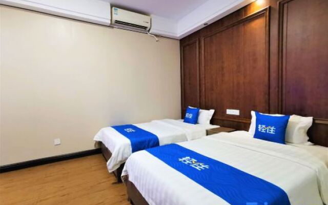 Xinyu Fashion Hotel (Haikou East High-speed Railway Station)