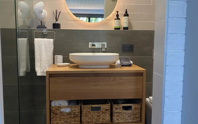 Serenity by the Lake - Romantic Waterfront Couple's Getaway