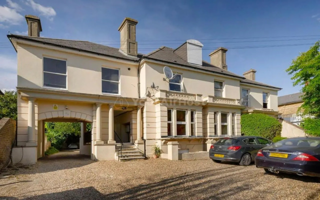 One bedroom central Slough with parking