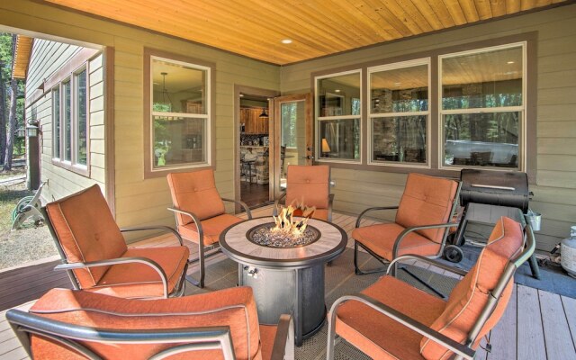 Modern-rustic Ronald Getaway: Hot Tub, Grill!