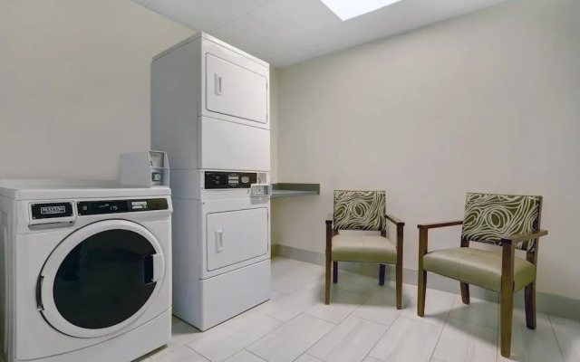 Holiday Inn Express & Suites Lenexa Overland Park Area