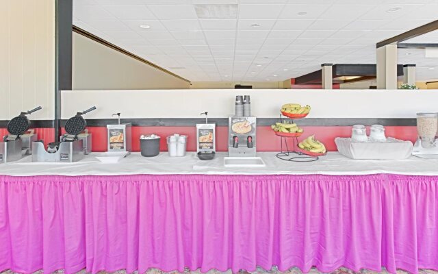 Ramada by Wyndham Waukegan/Great Lakes