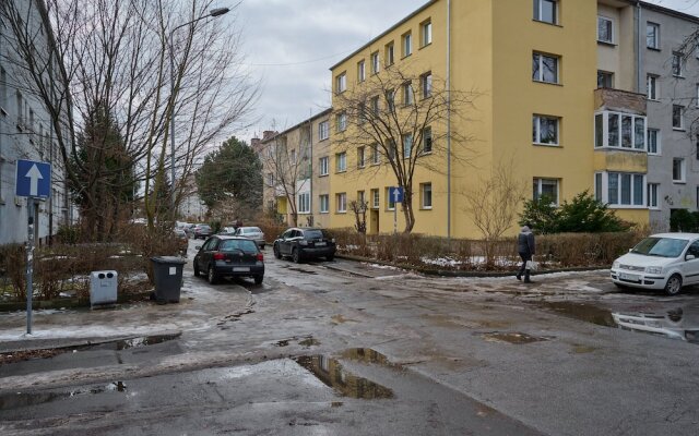 Modern Kotsisa Apartment by Renters