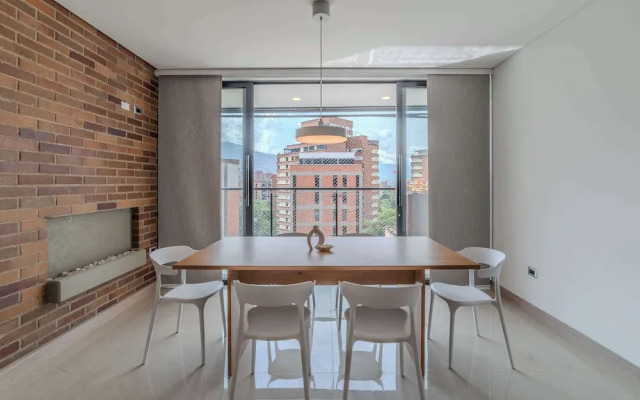 w Elegant 3BR w Outdoor Balcony