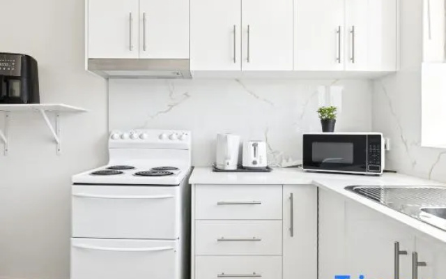 Convenient Stay – Just Steps from Station & Essentials – Guest Rooms – Sydney