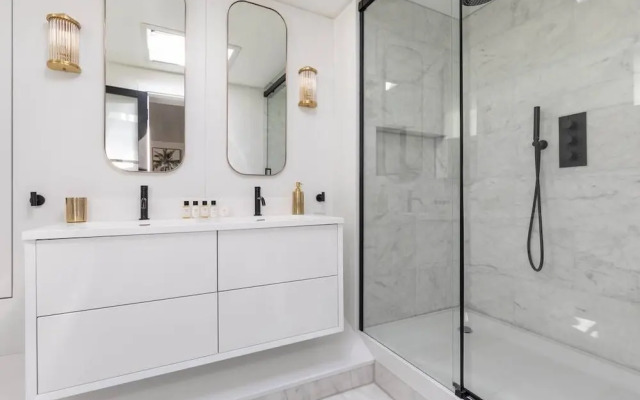 Cheyne Walk Houseboat by Onefinestay