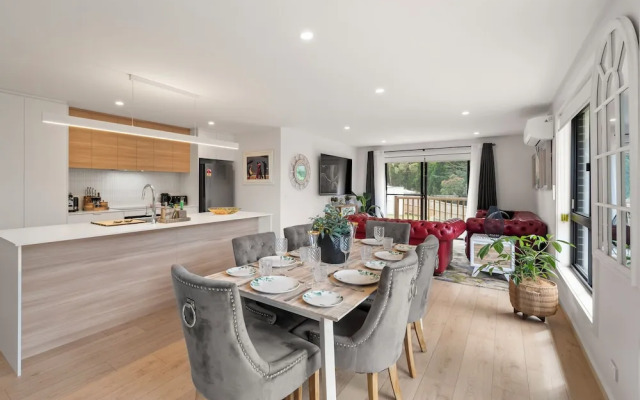 Gorgeous 4 Bedroom House - Blackmans Bay