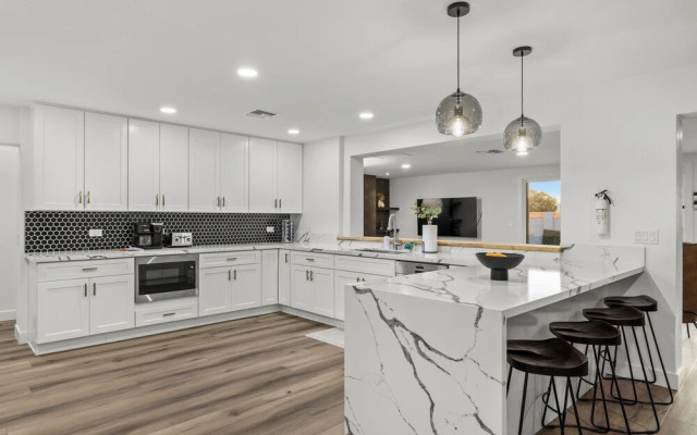 Desert Dreaming Deluxe Retreat w Pool Putt