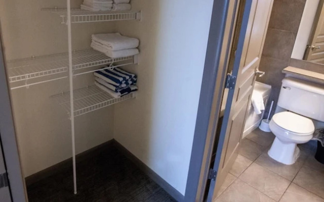 Bright Apartment Facing Pool Area #423