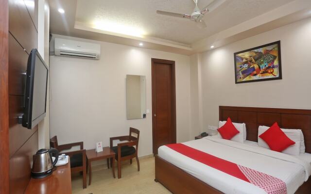 OYO TOWNHOUSE 460 H C Grand