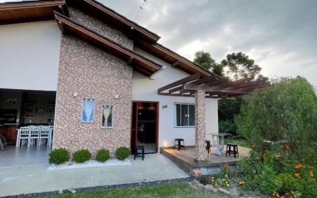 Belíssima Casa com 3 Suítes em Urubici