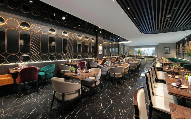 May de Ville Crown Hotel