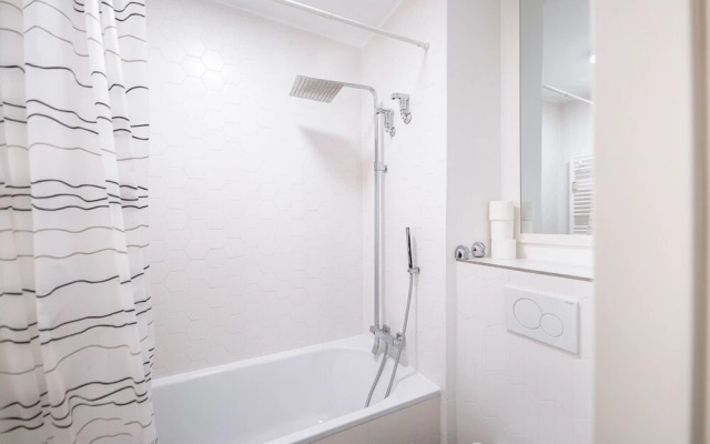 Designer 1BR Apartment with Pool & Prkg