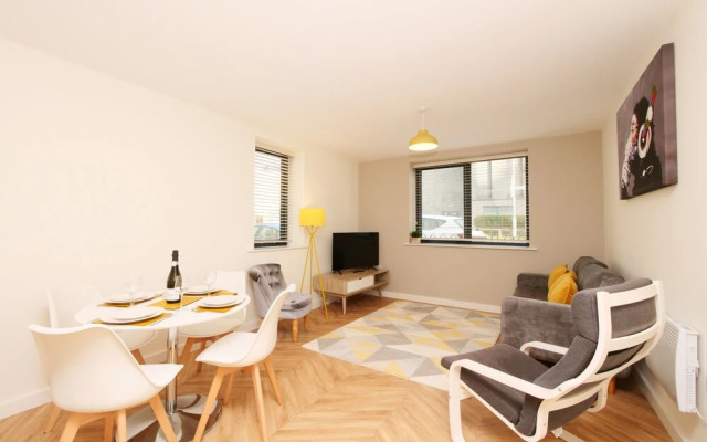 Modern Spacious 2 Bedroom Apartment