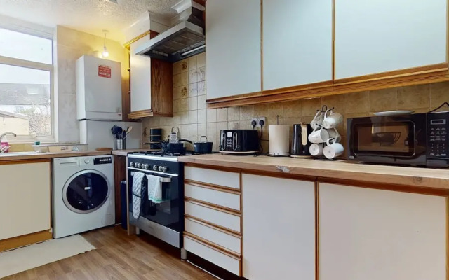 Dagenham - 4 Beds - Sleeps 8 - Wifi