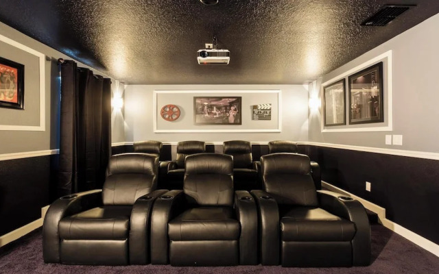 Opulent Villa, 10 Min to Disney, Pool & Spa