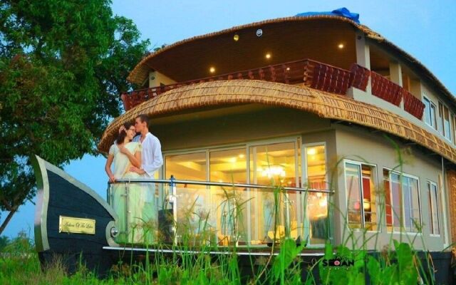 Mass Holidays Houseboat