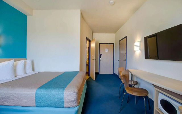 Motel 6 Grande Prairie, AB