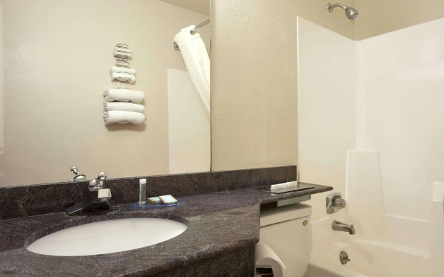 Travelodge by Wyndham La Porte/Michigan City Area