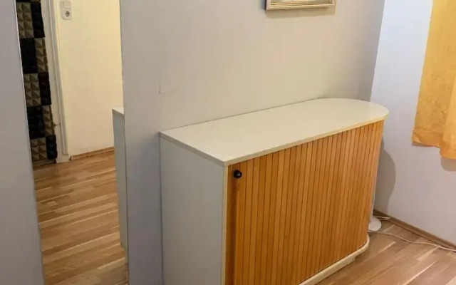 1BR Plus LR Apt Top Vienna Location