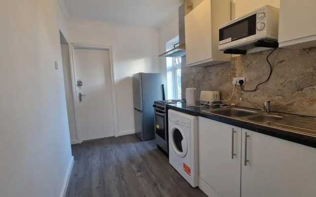 Captivating 2-bed Apartment in Ilford