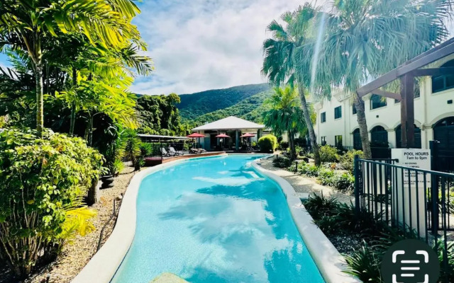Palm Cove Pool Access Apartment