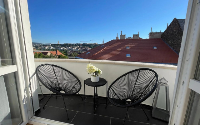 Panoramic Apt. near Chain Bridge