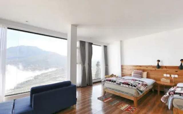 A place to watch the sunrise over the sea of clouds and terraces
