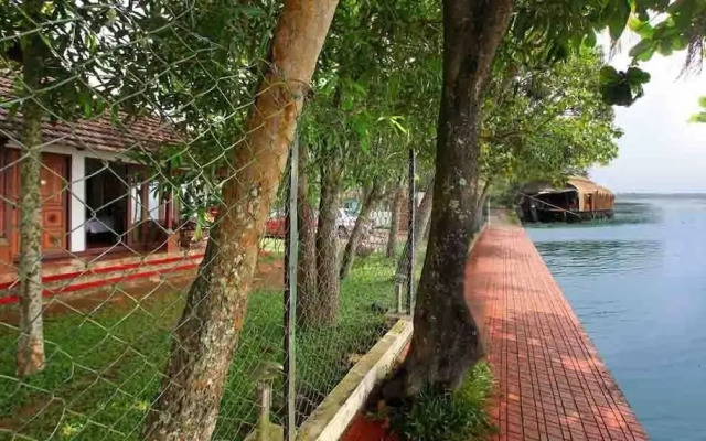 Saro Lake County Hotel