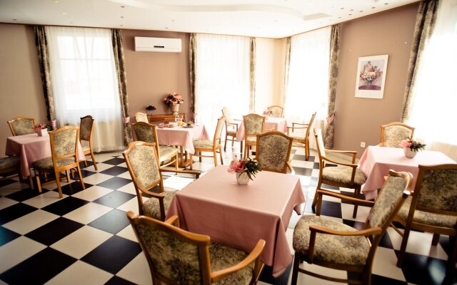 Udvarház Hotel