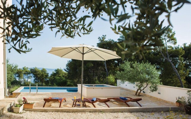 Amazing Home in Sutivan with Hot Tub, WiFi & 3 Bedrooms