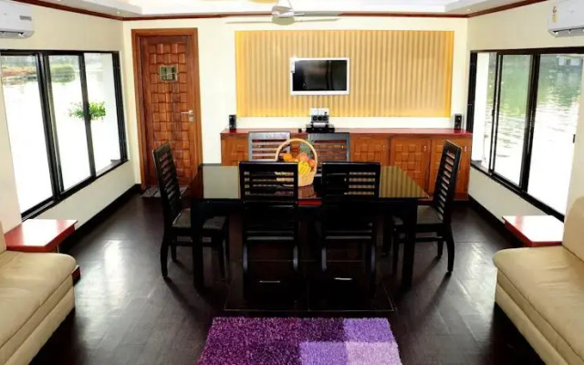 Lavender Luxury Houseboat