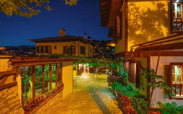 Cesmeli Konak Garden
