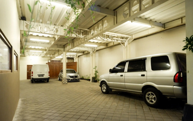 RedDoorz Plus near Hartono Mall 2