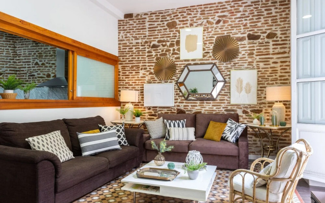 3 Bd Apartment With Balconies Next to Larios Street. Larios