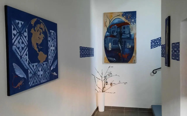 Kunstoase am blauen Haus