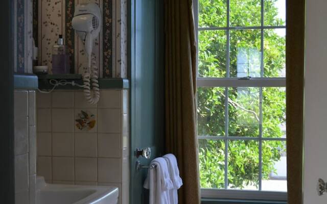 Black Walnut Point Inn