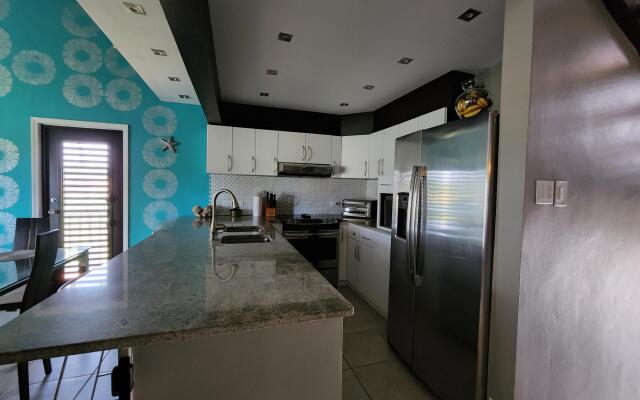 Spectacular Home Away from Home, Fully Equipped (BV308)