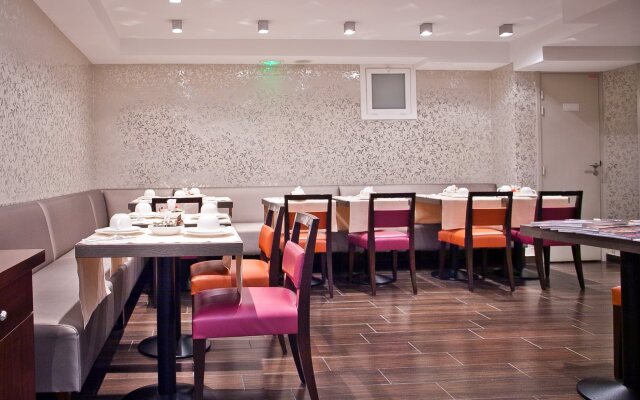Le 12 Hotel