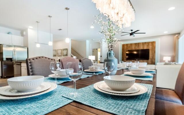 Modern 8BR Villa w Pool SPA Close to Disney