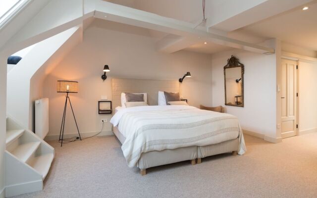 17th Century Canal Apartment with Roof Terrace