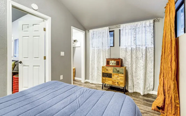 Russian River Retreat! Woodsy Guerneville Bungalow
