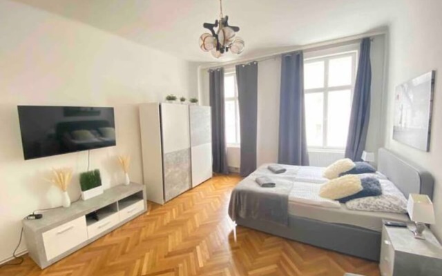 City Apartment - 5 min to Metro