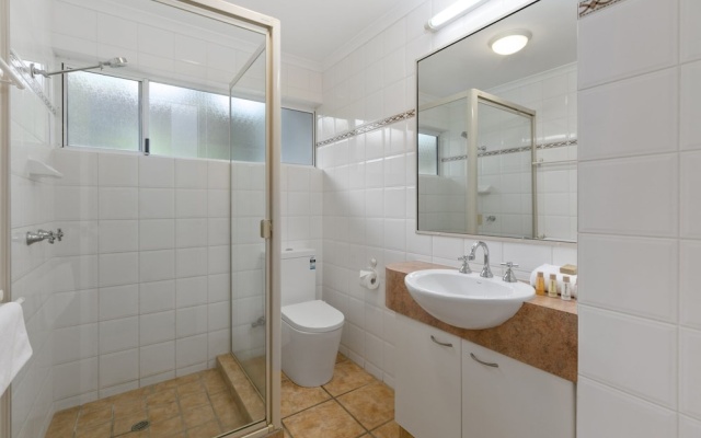 Charming Noosa Heads Apartment; Laguna Bay Views - Unit 6 Taralla 18 Edgar Bennett Avenue – Bathroom – Noosa Heads